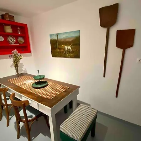 Anastasia, Downtown Amaliada